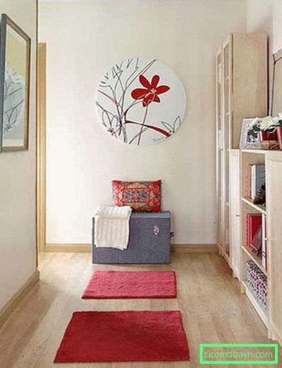 small-коридор-design-with-wall-art-and-red-accents-785x1024
