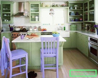 Зелена кухня з бузковими стільцями