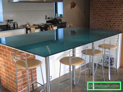 металево-синьо-скляна кухня-робочий стіл і сніданок-бар